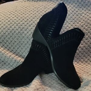 VINCE CAMUTO black ankle booties